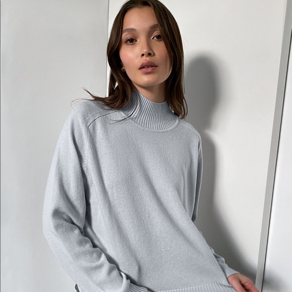 Aritzia Babaton Perry Turtleneck sweater In Black/Size Small - Picture 2 of 3